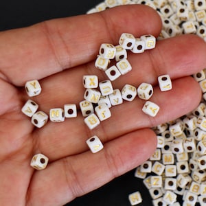 500 cuentas de letras acrílicas cuadradas blancas y doradas de 5 x 5 mm