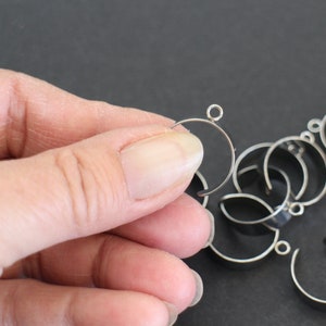 2 adjustable ring holders in silver stainless steel