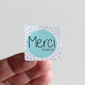 15 etiquetas autoadhesivas cuadradas con el mensaje "muchas gracias" 35 x 35 mm
