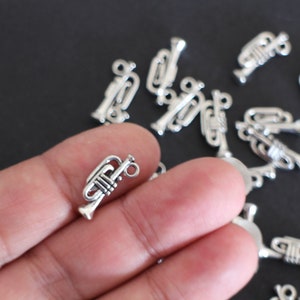 10 dijes de trompeta de instrumento musical de jazz de metal plateado de 17 x 8 mm