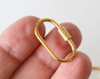 Puede incluir: Cierre de langosta ovalado de metal dorado con un barril texturizado.