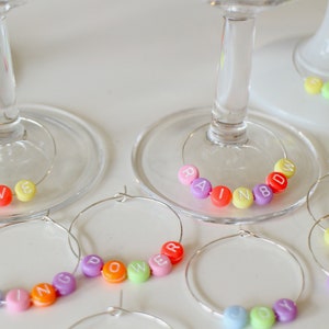 30 anillos con cuentas de letras de colores y mensajes para fiestas de cumpleaños, bodas, bautizos hechos a mano