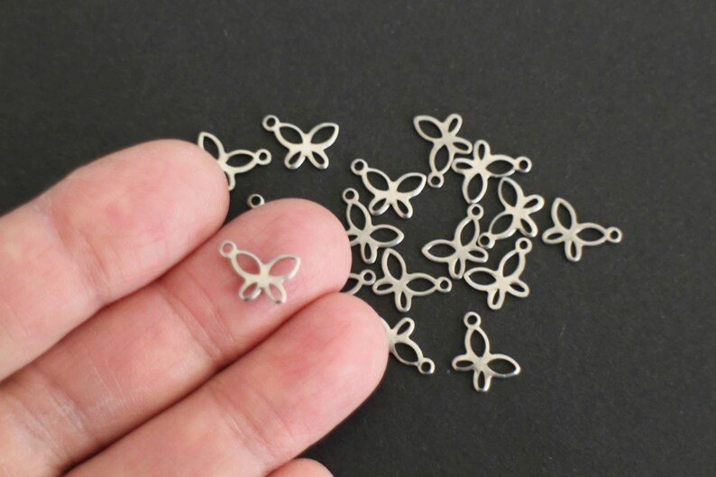 10 ciondoli a farfalla finemente lavorati in acciaio inossidabile argentato 11 x 8 mm per le tue creazioni di gioielli naturali immagine 6