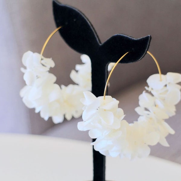 Créoles en acier inoxydable doré et fleurs séchées blanches naturelles Fait-main boucles d'oreilles pour mariage par exemple