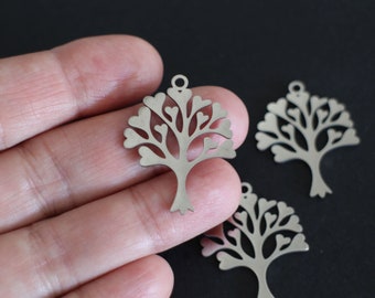 Un pendentif breloque arbre de vie avec coeurs aux extrémités des branches en acier inoxydable argent 32 x 25 mm
