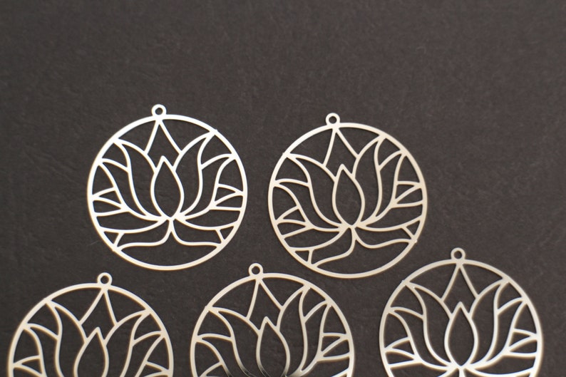 2 estampes fleurs de lotus dans cercle en acier inoxydable argent 33 x 31 mm image 4