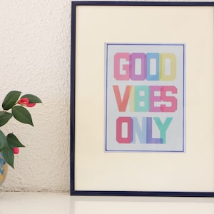 Solo buenas vibras enmarcado multicolor hecho a mano
