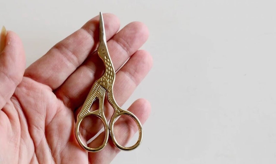 HERCHR Forbici Da Ricamo Vintage In Acciaio Inossidabile - Fiori Di Susino, 12,5 Cm, Ergonomiche, Per Cucito E Artigianato (Ottone Antico)