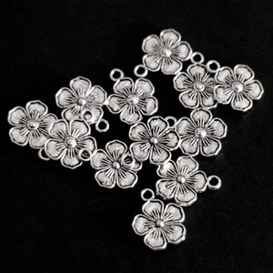 10 breloques fleurs en métal argenté 16 x 13 mm pour vos créations bijoux style fleuri nature image 5