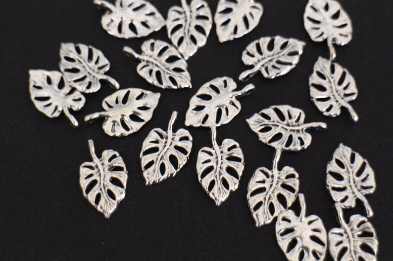 10 breloques feuilles Monstera en laiton argenté 20 x 12 mm pour vos créations bijoux style nature image 5