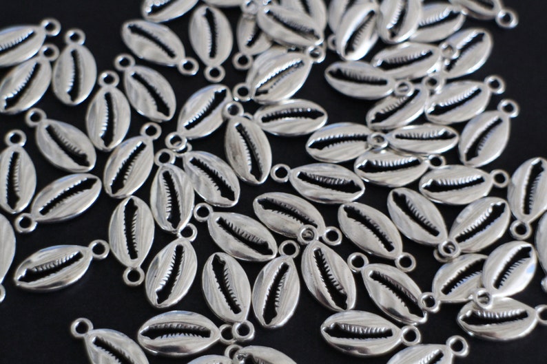 10 breloques coquillages cauris en laiton argenté 17 x 8 mm pour des créations bijoux estivales et ensoleillées image 3