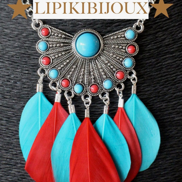 Un collier sautoir style bohème ethnique avec plumes rondes rouge et bleu et estampe à petits cabochons ronds assortis Fait-main