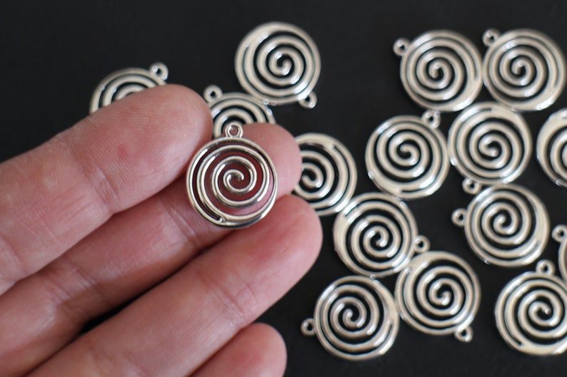 10 breloques spirales rondes en laiton argenté 19 x 17 mm pour vos créations bijoux style bohème ethnique image 1