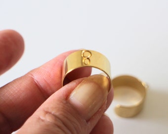 2 verstellbare Ringhalter aus goldfarbenem Edelstahl mit mehreren Ringmöglichkeiten, um sie ganz nach Ihren Inspirationen zu personalisieren