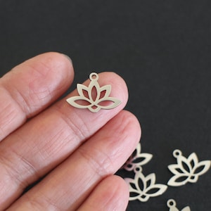 4 breloques lotus ciselées en acier inoxydable argent 18,5 x 14 mm image 1