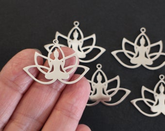 Une grande estampe pendentif Yoga dans une fleur de lotus finement ciselée en acier inoxydable argent 36,5 x 25 mm pour créations bijoux zen