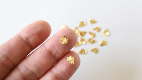 10 petites breloques coquillages en Acier inoxydable or 8 x 6 mm