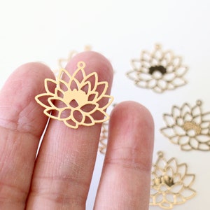 6 finely crafted lotus flower charms in gold copper 25 x 22 mm for your floral jewelry creations