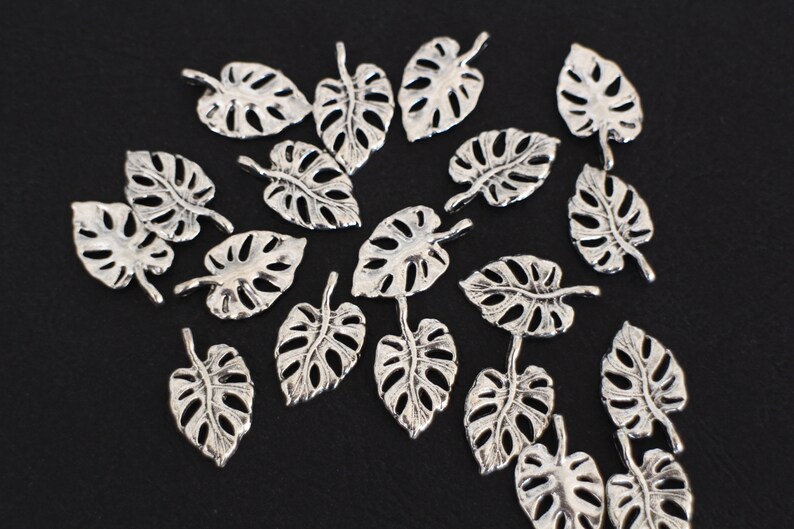 10 breloques feuilles Monstera en laiton argenté 20 x 12 mm pour vos créations bijoux style nature image 2