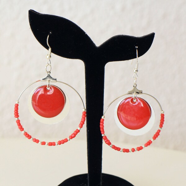 Boucles d'oreilles style créoles avec anneaux et sequin rond émaillé rouge Fait-main pochette cadeau blanche offerte