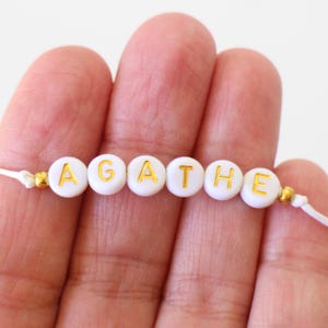 Pulsera personalizada con cuentas de letras blancas y doradas, ajustable, hecha a mano, mensaje con el nombre.