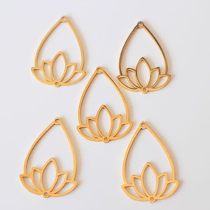 Une breloque pendentif fleur de lotus dans goutte évidée ciselée en acier inoxydable or 30 x 20,5 mm pour vos créations bijoux au style zen image 2