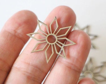 Une estampe pendentif breloque fleur de vie stylisée et géométrique en acier inoxydable argent 29,5 mm