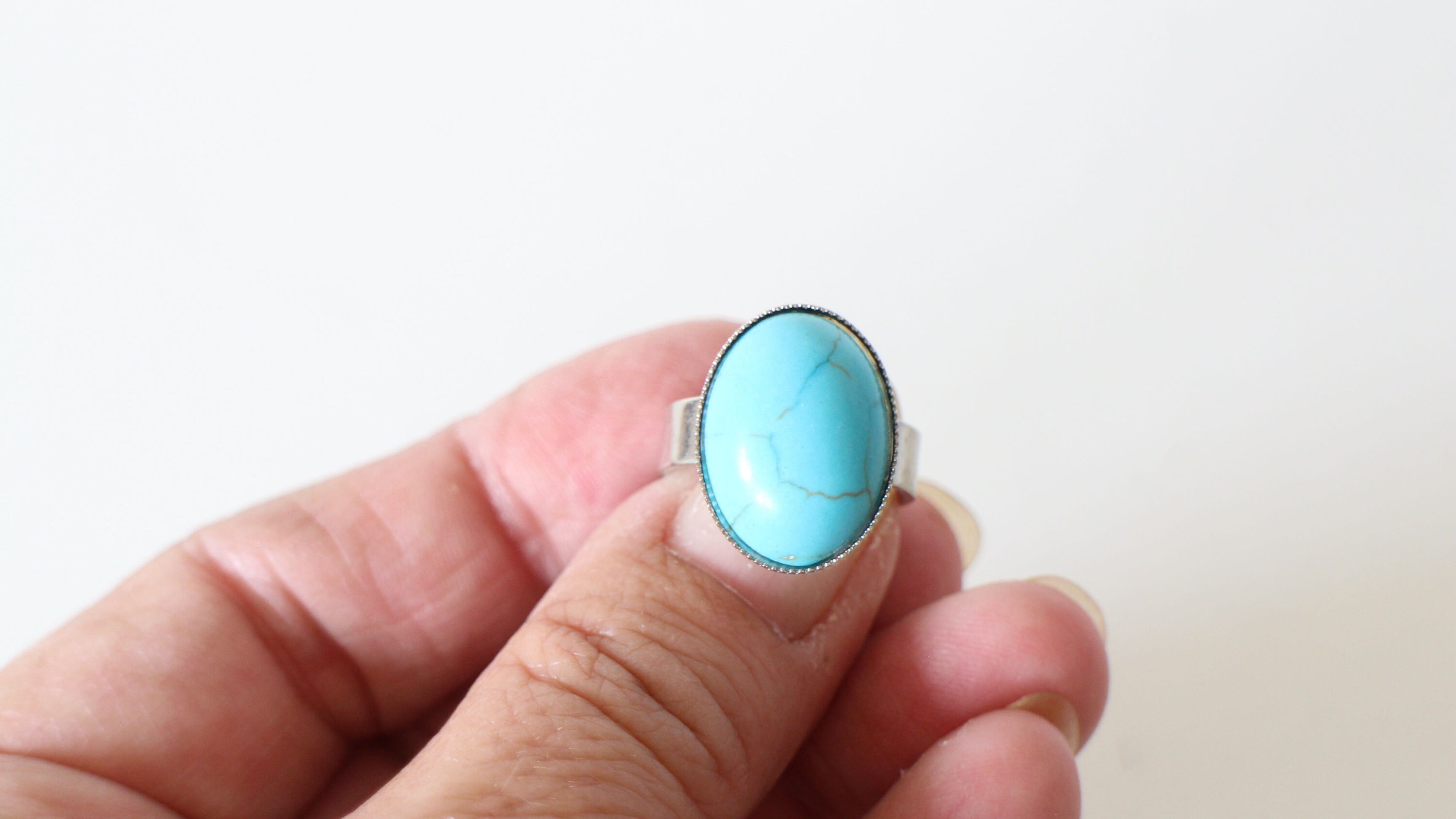 Bague Ovale Imposante Métal Doré Avec Cabochon Turquoise Et Strass - Taille 60, Occasion