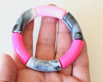 Bracelet élastique multicolore en perles tubes légèrement incurvées en acrylique rose et gris Fait-main emballage cadeau offert