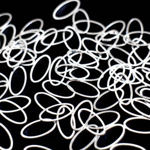10 breloques connecteurs anneaux ovales fermés en laiton argenté clair 26 x 16 mm pour vos créations bijoux graphiques géométriques image 3