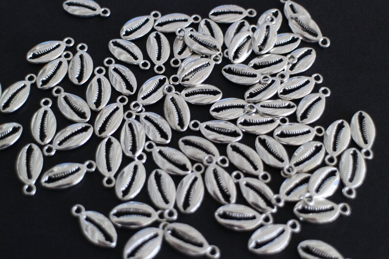 10 breloques coquillages cauris en laiton argenté 17 x 8 mm pour des créations bijoux estivales et ensoleillées image 2