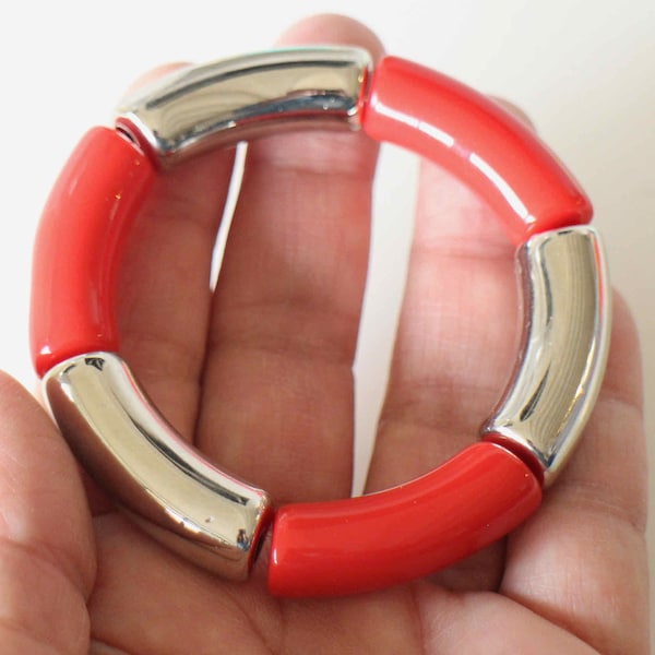 Un bracelet en perles tubes légèrement incurvées en acrylique rouge et argent fil élastique intérieur Fait-main modèle unique