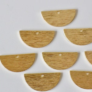 6 pendentifs breloques demi lune en laiton plaqué or 21 x 11 mm pour vos créations bijoux graphiques géométriques image 4