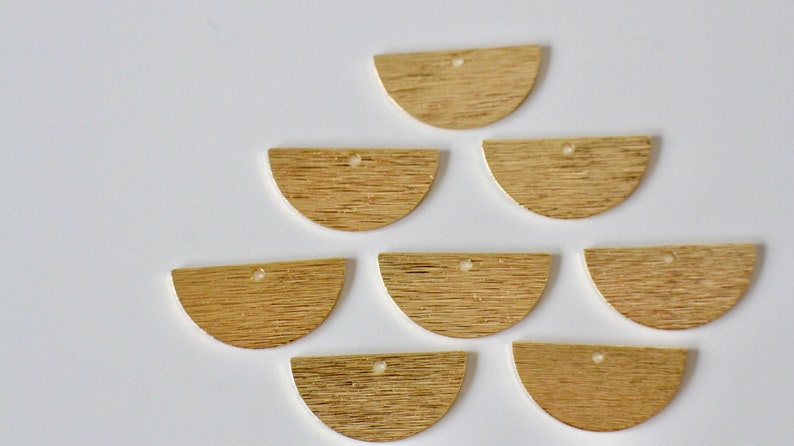 6 pendentifs breloques demi lune en laiton plaqué or 21 x 11 mm pour vos créations bijoux graphiques géométriques image 4