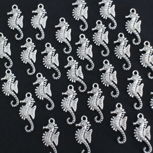 10 breloques hippocampes cheval de mer en laiton argenté 29 x 13 mm image 2