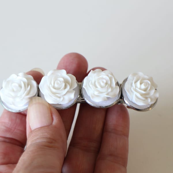 Barrette à cheveux pinces à ressorts avec fleurs blanches en résine et laiton argenté Fait-main pochette cadeau en organdi blanc offerte
