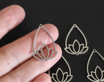 Un pendentif breloque fleur de lotus dans une goutte en acier inoxydable argent 30 x 20,5 mm pour embellir vos créations bijoux zen nature