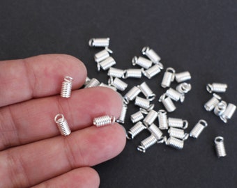 50 embouts en forme de ressorts en laiton argenté 9 x 4 mm pour transformer vos plumes rubans ... en breloques ou pendentifs