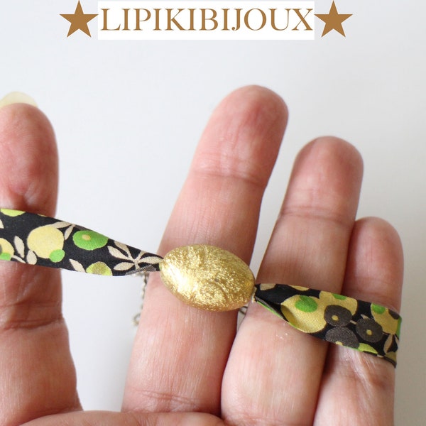 Un bracelet en authentique biais Liberty modèle Wiltshire fleuri et perle olive doré Fait-main