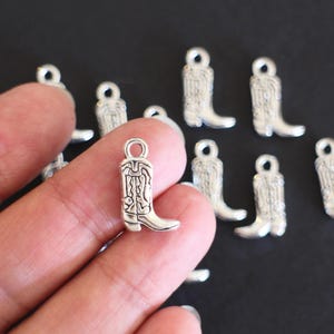 10 ciondoli 3D in metallo argentato a forma di stivali da cowboy 19 x 11 mm
