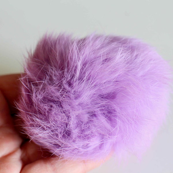 Un pompon en forme boule mauve en fausse fourrure toute douce 80 mm apprêts pour vos créations porte clés bijoux de sacs par exemple