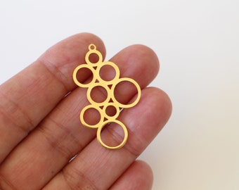 Une estampe breloque pendentif cercles finement ciselée en acier inoxydable doré 40 x 30 mm pour des créations bijoux originales graphiques