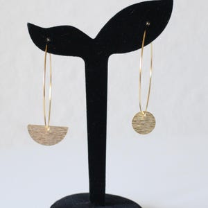 Pendientes de aro de acero inoxidable dorado con charms redondos y de abanico en metal bañado en oro - Hechos a mano