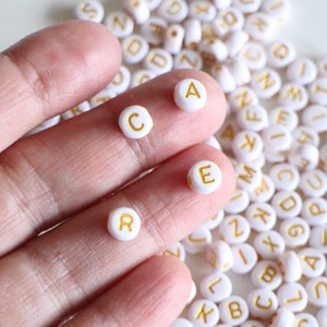 500 round white and gold acrylic letter beads 7 mm