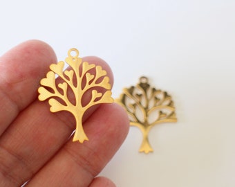 Une breloque pendentif arbre de vie branches en forme de coeurs finement ciselée en acier inoxydable or 32 x 25 mm pour créations nature zen