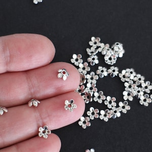 50 petites coupelles fleurs en laiton argent 6 x 6 mm image 1