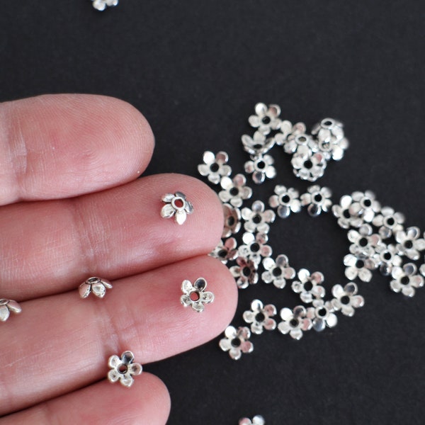 50 petites coupelles fleurs en laiton argent 6 x 6 mm