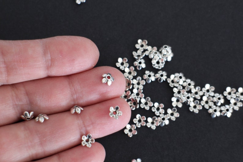 50 petites coupelles fleurs en laiton argent 6 x 6 mm image 1