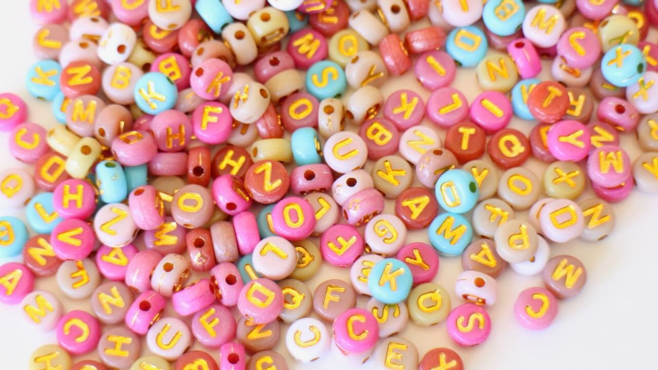 Lot De 500 Perles Alphabet Acrylique Blanches - 7mm X 3mm, Lettres Aléatoires - Marque SAVMER