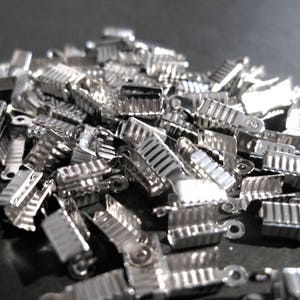 100 puntas acanaladas soportes para plumas sujetadores para cintas de latón plateado fornituras de 12 x 5 mm para sus creaciones de joyería imagen 4